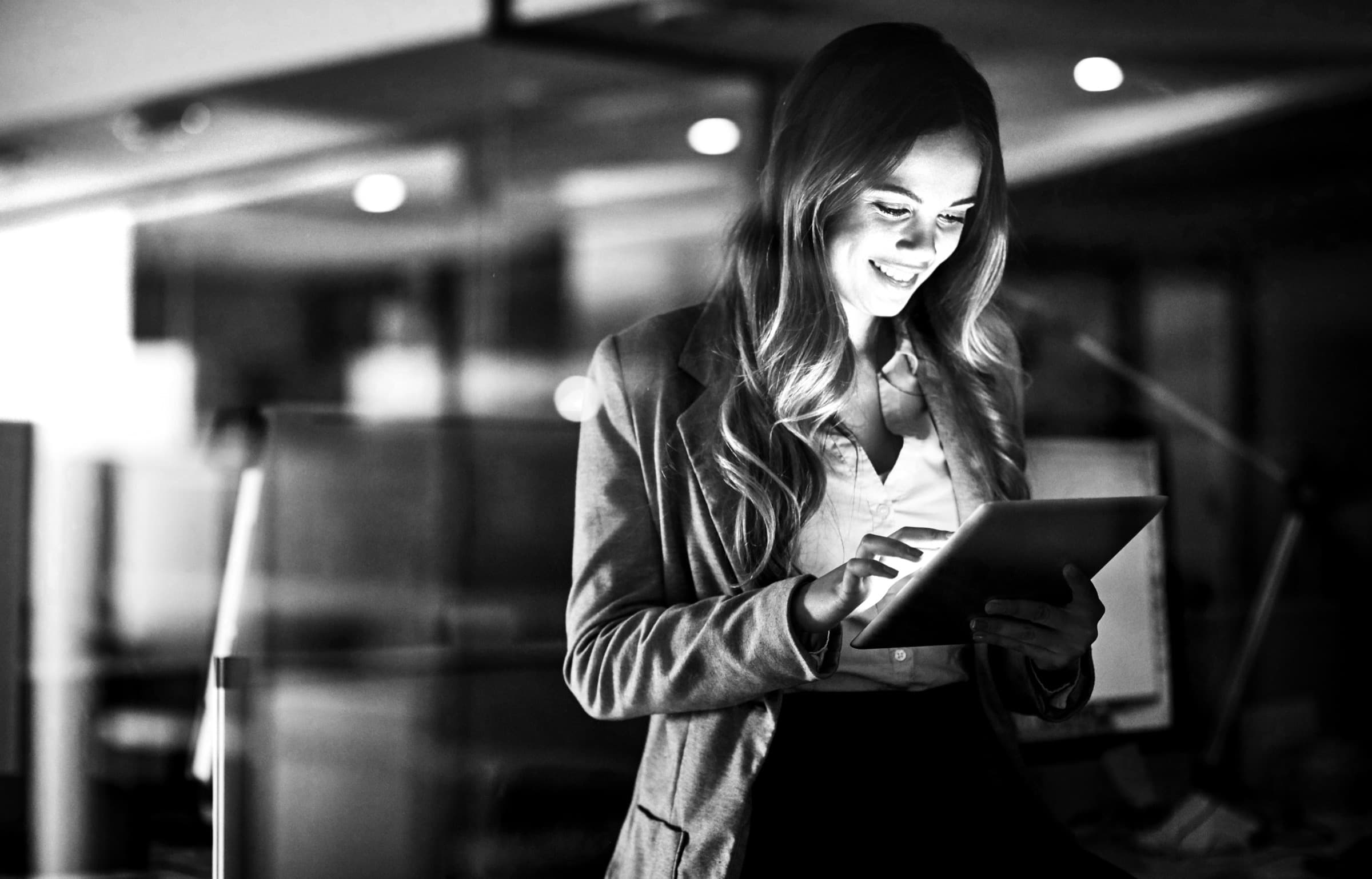 Professional bekijkt gegevens op een tablet